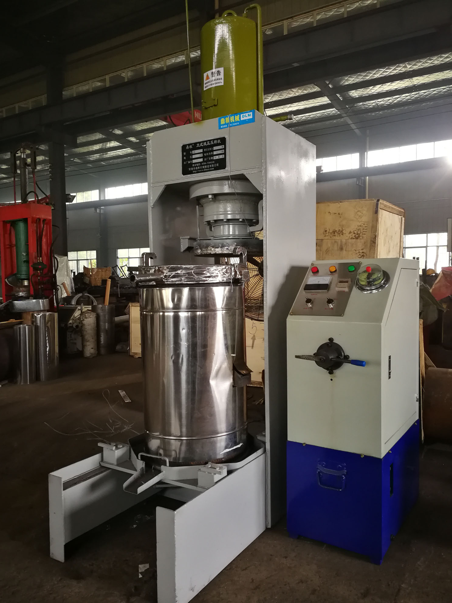 不銹鋼超高壓立式液壓壓榨機(jī)，果汁壓榨機(jī)，果渣壓榨機(jī)，藥材壓榨，油渣處理，白土壓榨